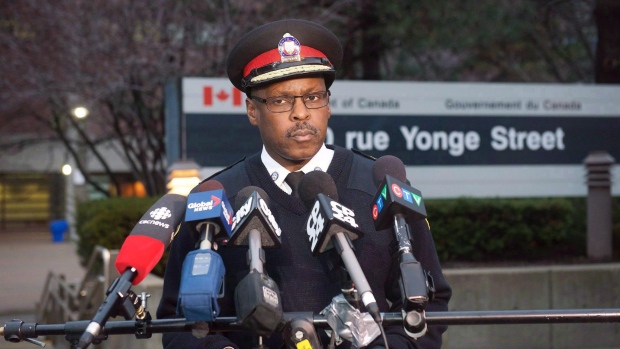 O Chefe Mark Saunders fala à imprensa em Toronto, nesta foto de 14 de março de 2016. (The Canadian Press/Victor Biro)