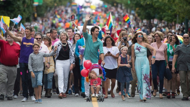 O primeiro-ministro Justin Trudeau, com a mulher e os filhos Hadrien, participam na Parada do Orgulho no centro de Vancouver, Colúmbia Britânica - 31 de julho de 2016. (Jonathan Hayward/The Canadian Press)