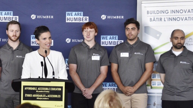 A ministra da Ciência Federal Kirsty Duncan, no pódio, anuncia o apoio federal para dois projetos de infraestrutura sustentáveis no Humber College, em Toronto. (Humber College)