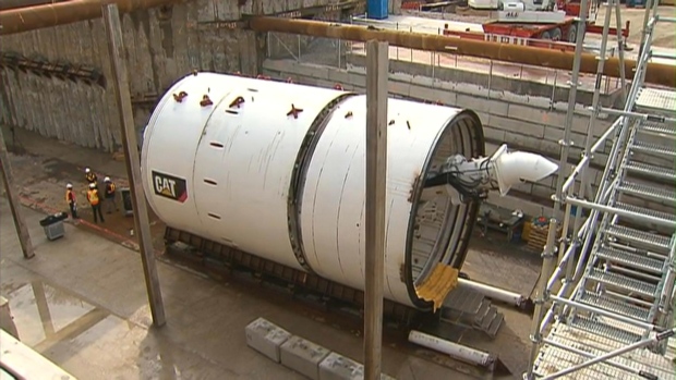 Uma máquina tuneladora instalada no local do projeto de construção do Eglinton-Scarborough Crosstown LRT