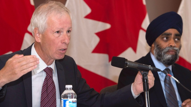 O compromisso anunciado na sexta-feira pelo ministro dos Negócios Estrangeiros Stephane Dion, à esquerda, o ministro da Defesa Harjit Sajjan e outros ministros, coloca oficialmente as Nações Unidas sobre a observação de que o Canadá está pronto para regressar à manutenção da paz. (Jacques Boissinot / Canadian Press)