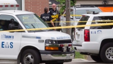 A polícia em frente a uma casa em Scarborough, Ontário, área onde três pessoas foram mortas na sequência de um ataque com uma besta. The Canadian Press / Chris Young