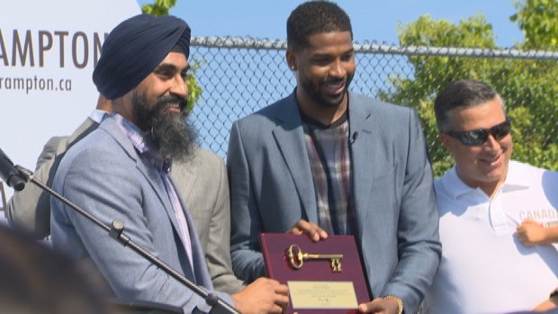 O jogador da NBA Tristan Thompson, ao centro, recebe uma chave da cidade de Brampton. (CBC News)