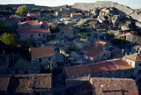 ALDEIA HISTÓRICA DE SORTELHA RECRIA ESPÍRITO TROVADORESCO DOS SÉCULOS XIII E XIV