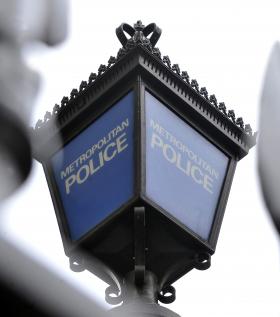 POLÍCIA BRITÂNICA DETÉM 55 PESSOAS E APREENDE ARMAS BRANCAS EM TEMPLO SIKH