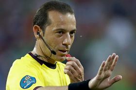 TURCO CUNEYT ÇAKIR ARBITRA LEICESTER-FC PORTO