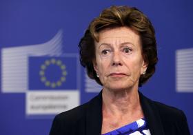 DOCUMENTOS DAS BAHAMAS: BRUXELAS VAI ANALISAR INFORMAÇÃO ENVIADA POR EX-COMISSÁRIA