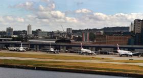 SUSPENSOS VOOS NO AEROPORTO CIDADE DE LONDRES APÓS PROTESTANTES INVADIREM PISTA