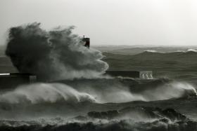 FORTE ONDULAÇÃO VIRA DUAS EMBARCAÇÕES AO LARGO DE S. JACINTO, EM AVEIRO