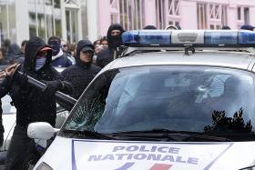 TRÊS MULHERES DETIDAS PERTO DE PARIS POR LIGAÇÃO AO CARRO COM BOTIJAS DE GÁS