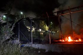 INCÊNDIO EM CAMPO DE MIGRANTES NA GRÉCIA, MILHARES DE PESSOAS EM FUGA – POLÍCIA