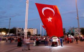 TURQUIA DESPEDE MAIS 10.000 POLÍCIAS, JUÍZES, PROCURADORES E PROFESSORES