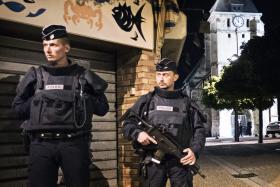 JOVEM DETIDA PELA POLÍCIA DE PARIS É SUSPEITA DE LIGAÇÃO AO ESTADO ISLÂMICO