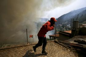 INCÊNDIOS: QUATRO BOMBEIROS ASSISTIDOS EM FOGO QUE AMEAÇOU CASAS EM VILA VIÇOSA