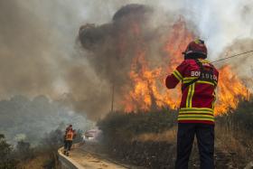 INCÊNDIOS: FOGO NA GUARDA PRÓXIMO DE DUAS ALDEIAS É COMBATIDO POR 115 OPERACIONAIS