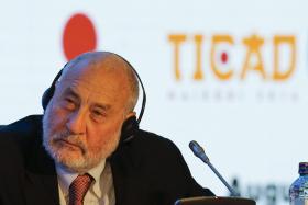 STIGLITZ DIZ QUE GREGOS E PORTUGUESES PERCEBERAM MELHOR A ECONOMIA DO QUE A TROIKA