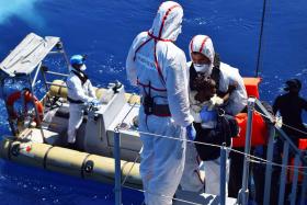 MIGRAÇÕES: MARINHA ITALIANA RESGATA SEIS CORPOS E SALVA MAIS DE MEIO MILHAR DE PESSOAS