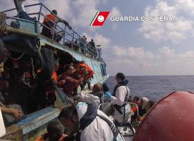 MIGRAÇÕES: 3.400 MIGRANTES RESGATADOS AO LARGO DA LÍBIA NO FIM DE SEMANA