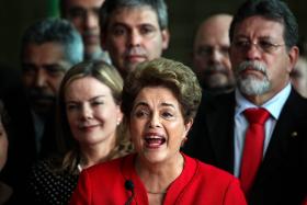 DEFESA DE DILMA ROUSSEFF FORMALIZA RECURSO PARA REVERTER DESTITUIÇÃO