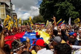 “MAIOR MANIFESTAÇÃO DE DÉCADAS” PRESSIONA PRESIDENTE VENEZUELANO