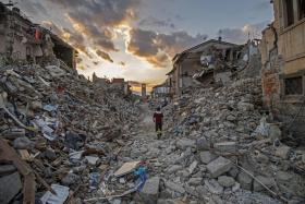 DESALOJADOS DO SISMO EM ITÁLIA VÃO ESPERAR SETE MESES POR CASAS PREFABRICADAS