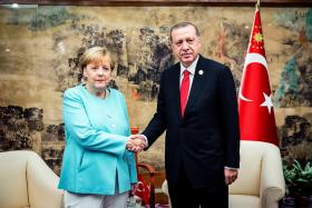 MERKEL E ERDOGAN APROXIMAM POSIÇÕES APÓS VÁRIAS SEMANAS DE TENSÃO ENTRE OS DOIS PAÍSES