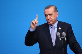 INTERVENÇÃO TURCA NO NORTE DA SÍRIA REDUZIU ENTRADA DE REFUGIADOS – ERDOGAN