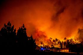 INCÊNDIOS: MAIS DE 800 OPERACIONAIS COMBATEM TRÊS GRANDES FOGOS, O MAIOR EM SOURE