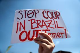 BRASIL: MOVIMENTOS SOCIAIS PROTESTAM EM FRENTE À CASA DE MICHEL TEMER EM SÃO PAULO