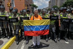 OPOSIÇÃO QUESTIONA SILÊNCIO DO CNE SOBRE REFERENDO E AVISA QUE “TOMARÁ A VENEZUELA”
