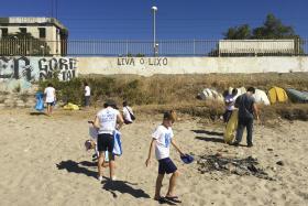 VOLUNTÁRIOS RETIRAM COTONETES, BEATAS E PLÁSTICO DA PRAIA DA CRUZ QUEBRADA, EM OEIRAS