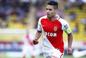 FALCAO PASSA NOITE NO HOSPITAL DEPOIS DE CONCUSSÃO CEREBRAL