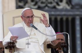 PAPA PEDE QUE JORNALISMO NÃO SE TRANSFORME EM “ARMA DE DESTRUIÇÃO”