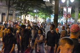 MANIFESTANTES PERMANECEM NAS RUAS DE CHARLOTTE (EUA) DESAFIANDO RECOLHER OBRIGATÓRIO
