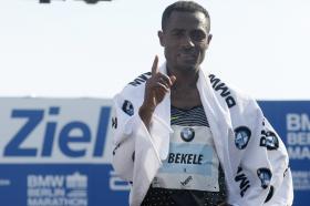 ETÍOPE KENENISA BEKELE VENCE MARATONA DE BERLIM SEM RECORDE DO MUNDO