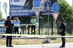HOMEM BARRICADO CAPTURADO EM PORTO SALVO POR GRUPO DE OPERAÇÕES ESPECIAIS DA GNR