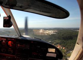 DOIS MORTOS EM QUEDA DE AERONAVE NO CENTRO DE FRANÇA