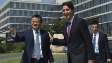 O presidente da Alibaba Jack Ma cumprimenta o primeiro-ministro canadiano Justin Trudeau quando ele chega à sede da Alibaba em Hangzhou, na China - 3 de setembro de 2016. (Adrian Wyld / The Canadian Press)