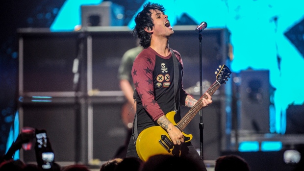 Billie Joe Armstrong, dos Green Day, atua no Festival de Música iHeartRadio no MGM Grand Arena, em Las Vegas. (Foto de arquivo de 21 de setembro de 2012, de Eric Reed / Invision / AP)