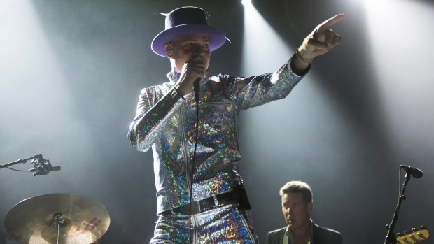 Gord Downie, centro, e Gord Sinclair dos Tragically Hip durante um concerto em Toronto – 10 de agosto, 2016. (Foto por Arthur Mola / Invision / AP)