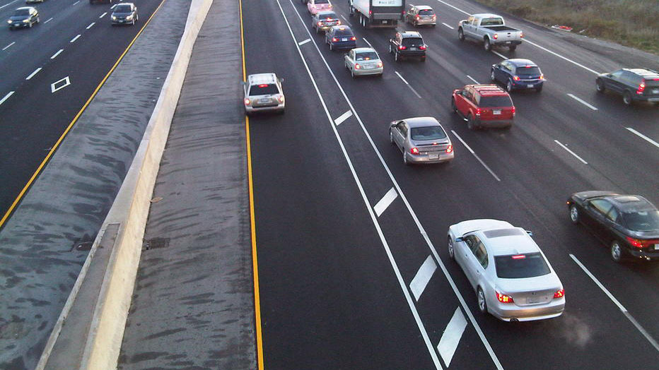 VIAS HOT ABREM NA QEW ENTRE OAKVILLE E BURLINGTON