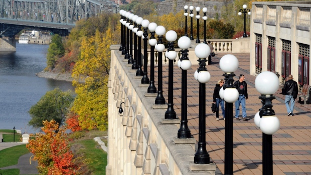 As pessoas caminham ao longo de uma calçada com terraço ao redor do Chateau Laurier em Otava - 24 de outubro de 2011. The Canadian Press / Sean Kilpatrick