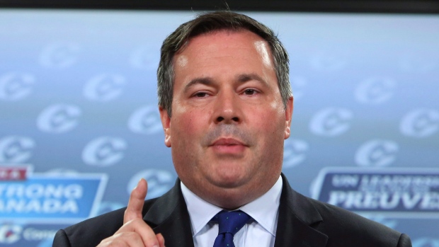 O deputado federal Conservador Jason Kenney realiza uma conferência de imprensa para discutir o plano de gastos do NDP, em Otava - 30 de agosto de 2015. (The Canadian Press / Fred Chartrand)