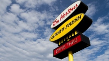 Um sinal de um Tim Hortons é retratado no centro de Kingston, Ontário, nesta foto de arquivo. (Lars Hagberg / THE CANADIAN PRESS IMAGES)