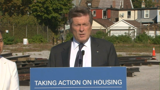 O presidente John Tory anuncia que um lote vago na Lansdowne Avenue está a ser reservado para o futuro projeto de habitação social