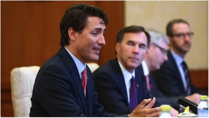 O primeiro-ministro canadiano Justin Trudeau, à esquerda, conversa com o presidente chinês, Xi Jinping, durante o seu encontro no Diaoyutai State Guesthouse em Pequim, China - 31 de agosto de 2016. (Wu Hong / Pool Foto via AP)