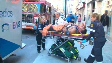 Um homem de 20 anos que foi esfaqueado dentro do Eaton Centre é transportado para uma ambulância. (CP24)