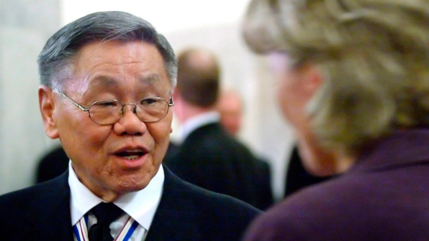 O tenente-Governador de Alberta. Norman Kwong recebe os hóspedes depois do discurso do trono provincial em Edmonton, nesta foto de arquivo de 2005. (The Canadian Press / Jeff McIntosh)