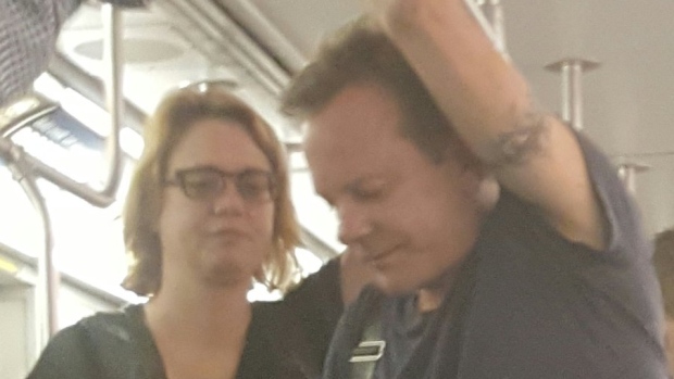 Ator Kiefer Sutherland apanhou um comboio do metro da TTC. (Cortesia de fotografia Safiah Chowdhury)