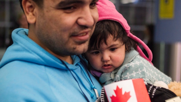 Refugiados sírios, como Osama, à esquerda, e sua filha contribuíram para aumento da população do Canadá no ano passado. (Chris Young / Canadian Press)